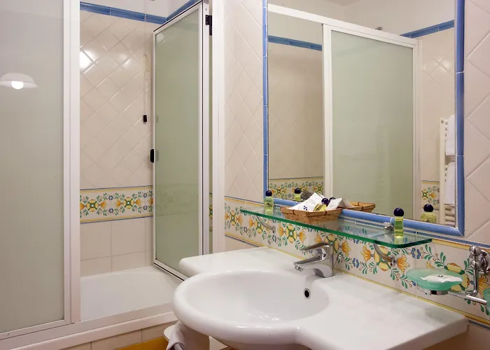 מלון Hotel Amalfi 3*