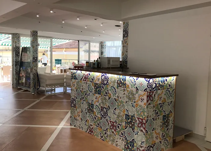 Hotel Amalfi מלון 3*