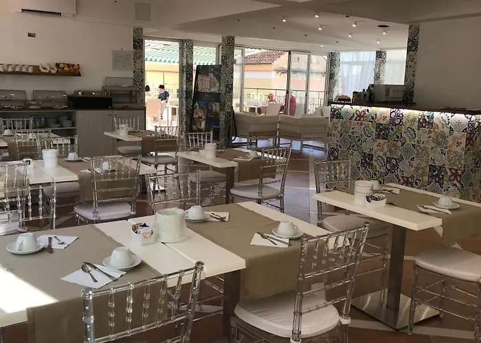 Hotel Amalfi מלון 3*